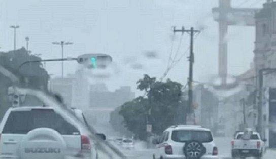 Chove em Salvador até a próxima terça-feira e há previsão de raios e trovões