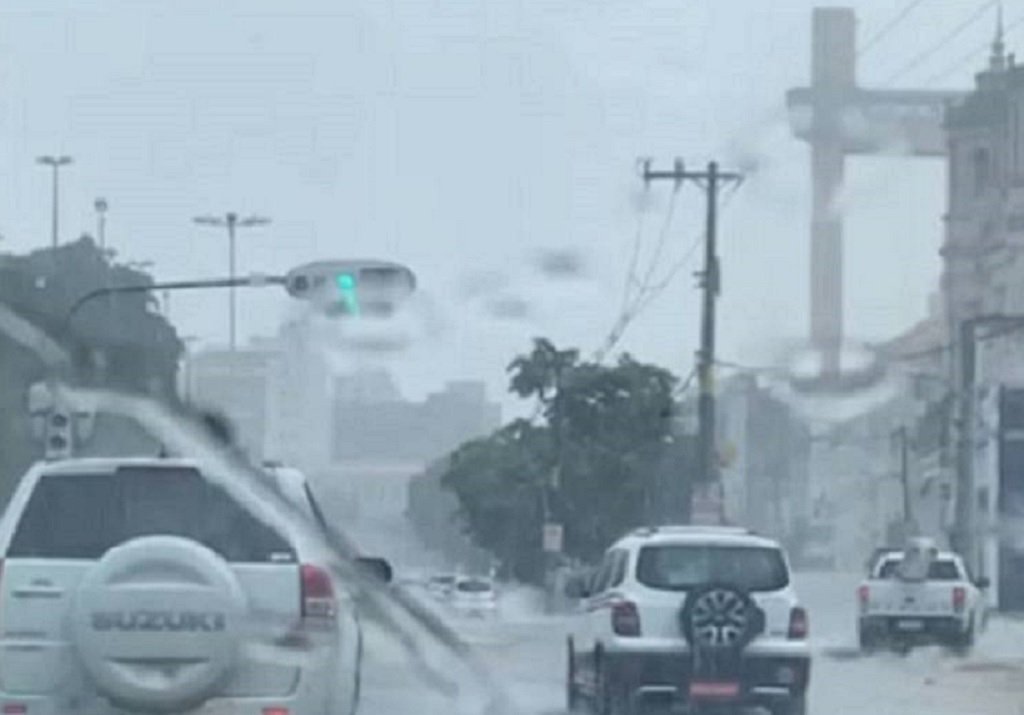 Chove em Salvador até a próxima terça-feira e há previsão de raios e trovões