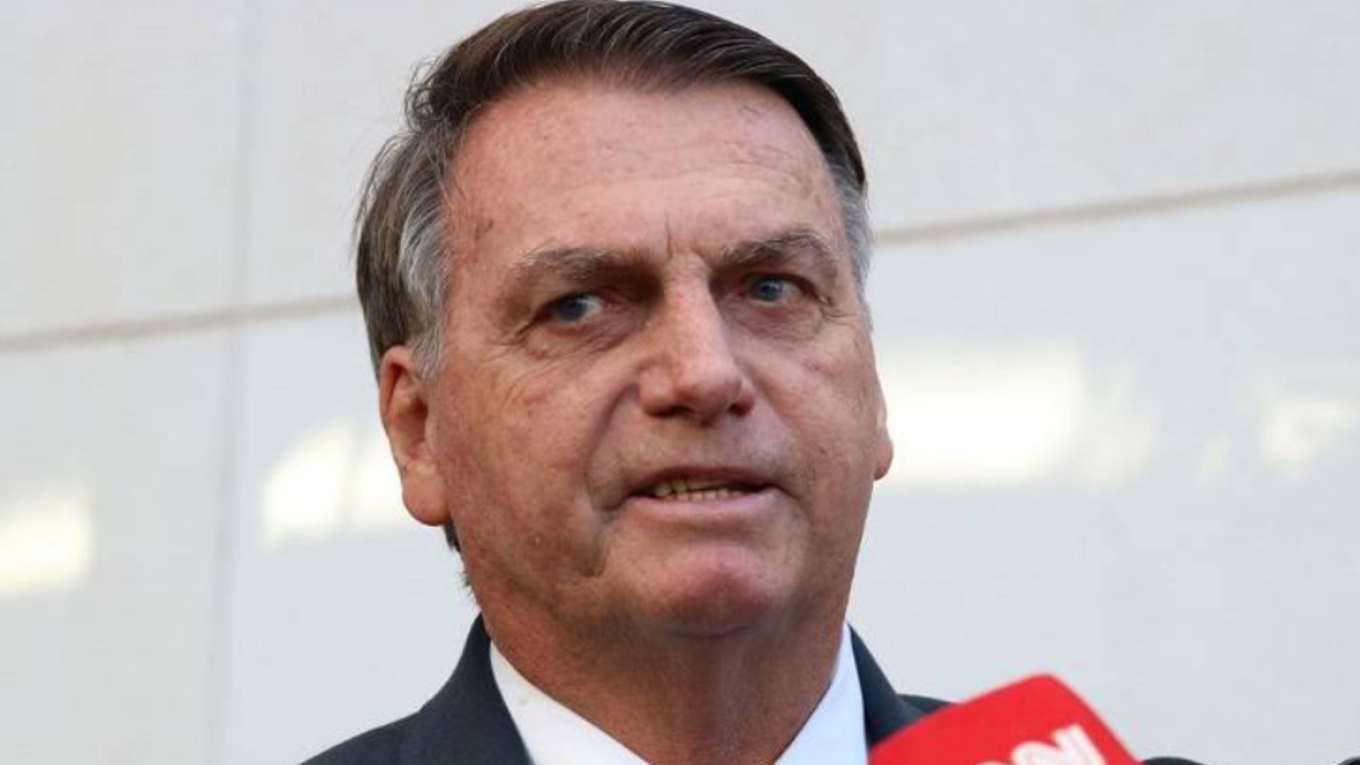 Bolsonaro solicita ao STF devolução de passaporte para comparecer à posse de Donald Trump