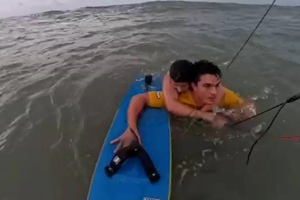 Atleta olímpico de kitesurf resgata adolescente que estava se afogando; vídeo