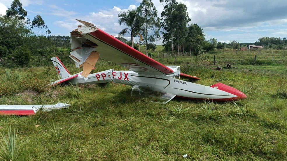 Avião de pequeno porte cai no Rio Grande do Sul; duas pessoas são resgatadas com vida