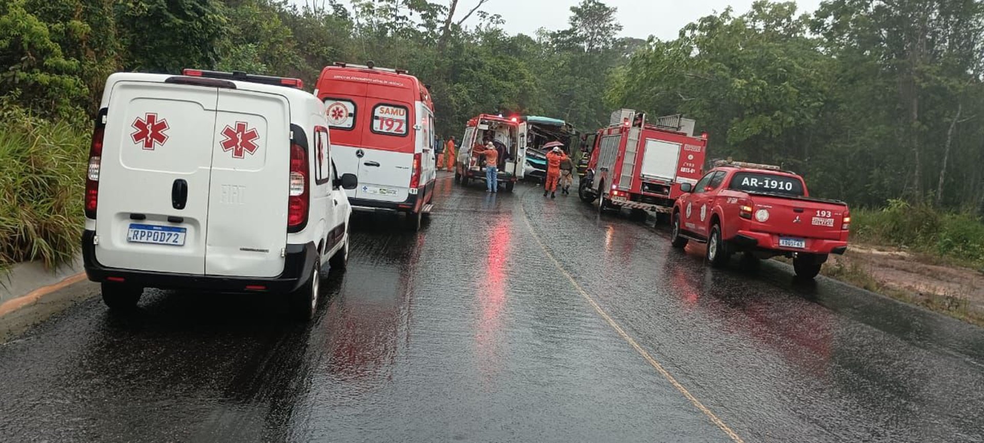 Ônibus que transportava evangélicos se envolve em acidente e deixa feridos na Bahia