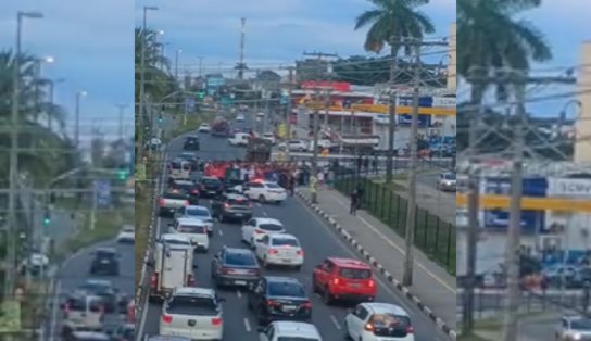 Servidores de Lauro de Freitas protestam contra salários atrasados