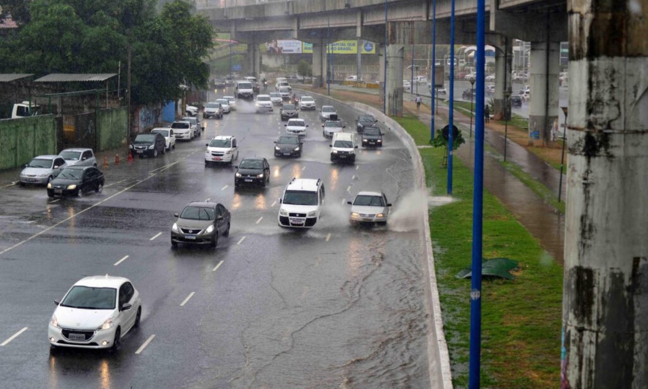 Codesal alerta para chuvas fortes com raios em Salvador nesta terça-feira