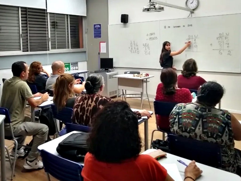 Programa de alfabetização e letramento de adultos abre inscrições em Salvador