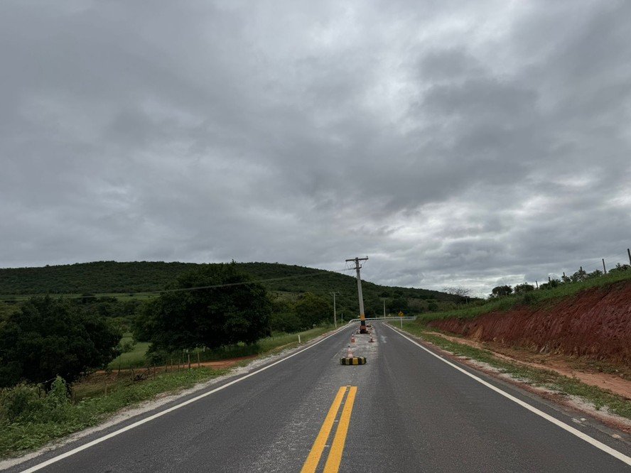 Recém-pavimentada, BA-026, no sudoeste da Bahia, tem poste no meio da rodovia