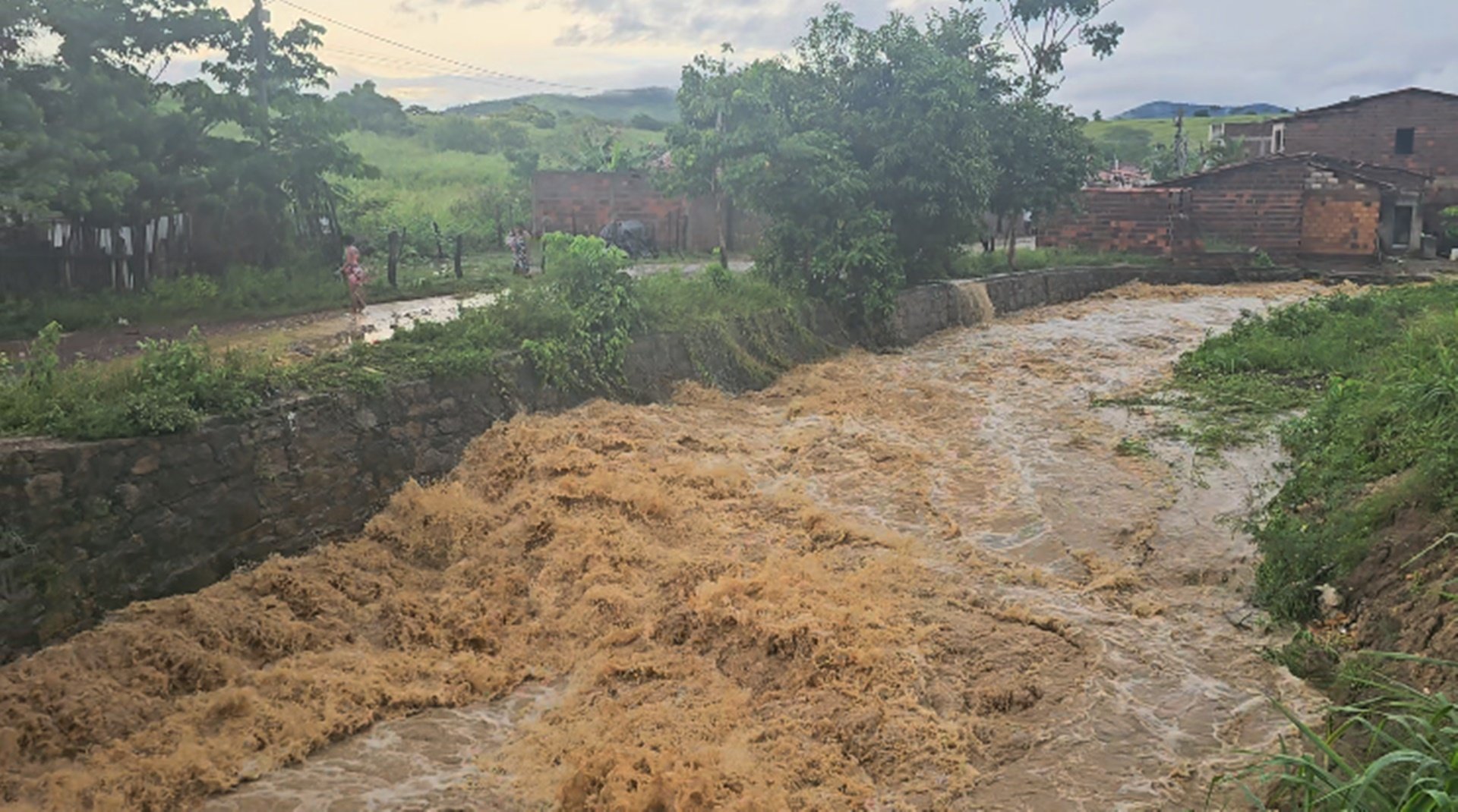 Inmet emite novo 'alerta laranja' de chuva para a Bahia; veja previsão 