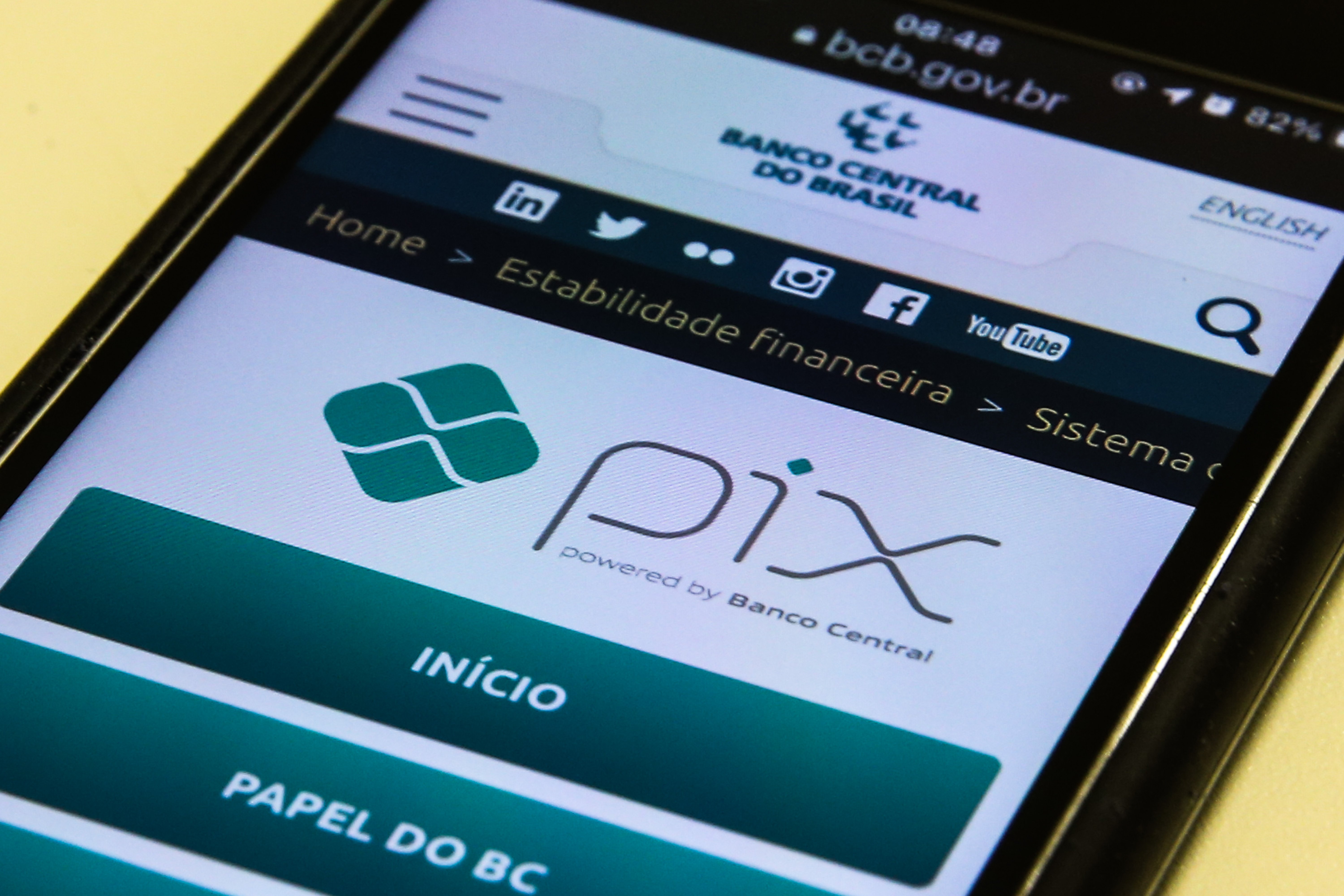 Após onda de fake news, transferências via Pix caem quase R$ 170 milhões