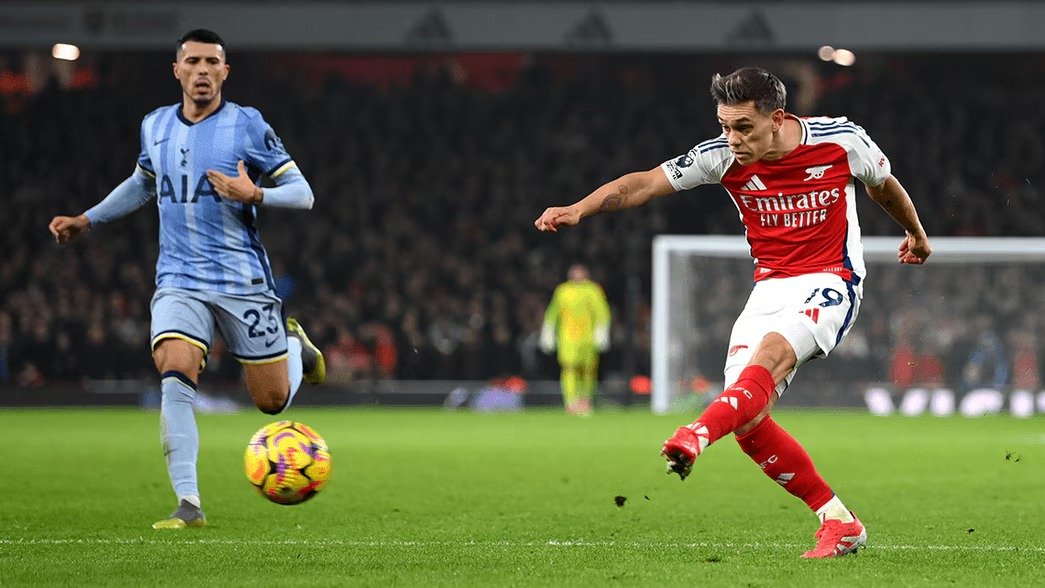 Arsenal vence Tottenham de virada em clássico e encosta na liderança da Premier League