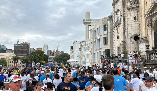 Baianos e turistas concentram no Comércio à espera do início da caminhada para o Bonfim