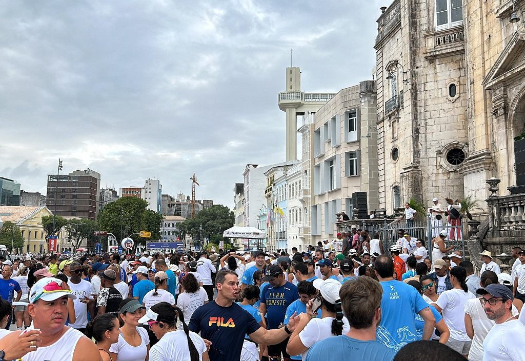 Baianos e turistas concentram no Comércio à espera do início da caminhada para o Bonfim