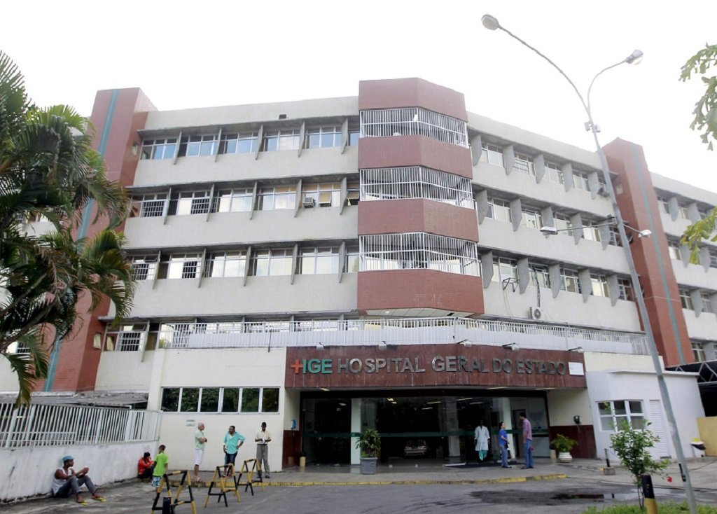 Homem é levado para HGE após roubar mochila, ser espancado e fugir pelo esgoto em Salvador