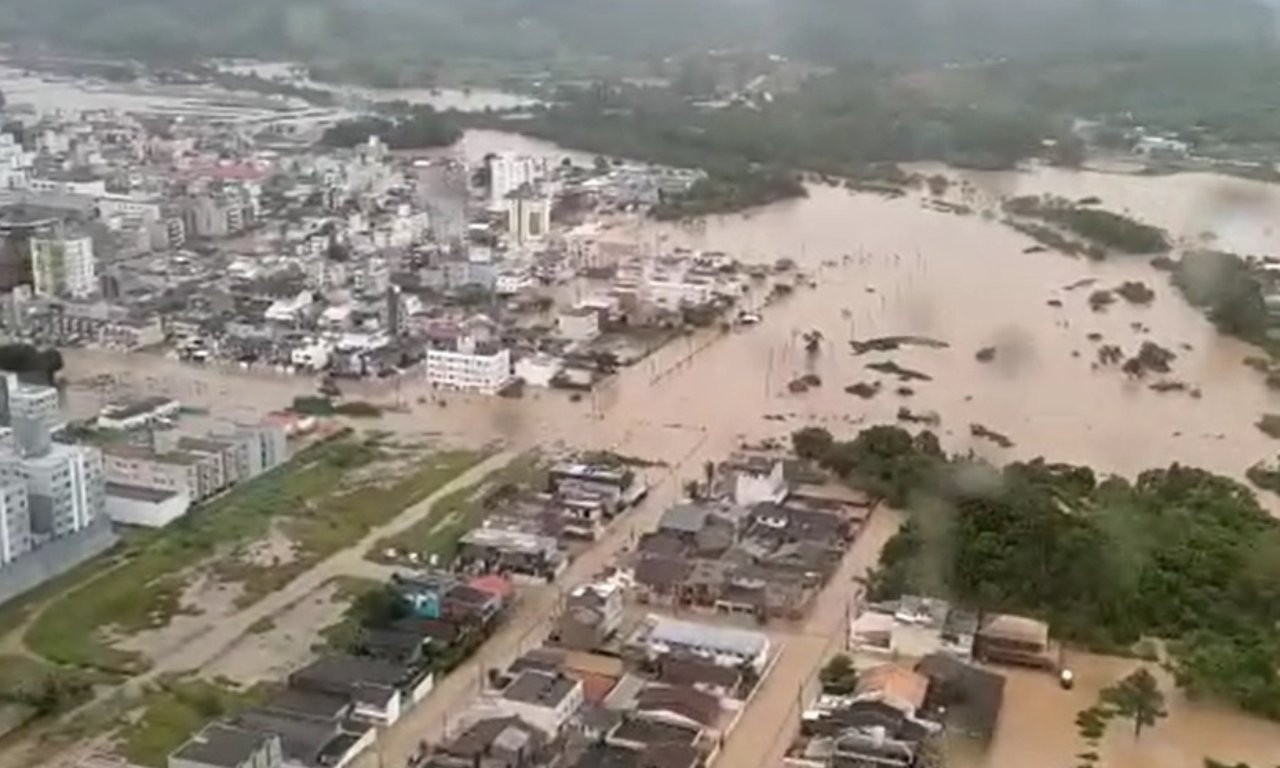 Balneário Camboriú declara estado de emergência após fortes chuvas