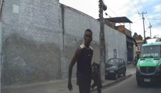 Motorista de aplicativo pede perdão a traficantes após entrar por engano em comunidade; vídeo