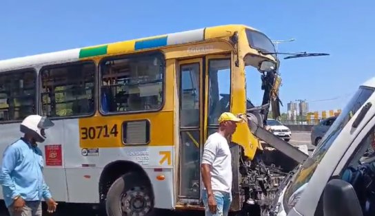 Ônibus perde freio, bate em muro e atinge dois veículos na Fazenda Grande do Retiro