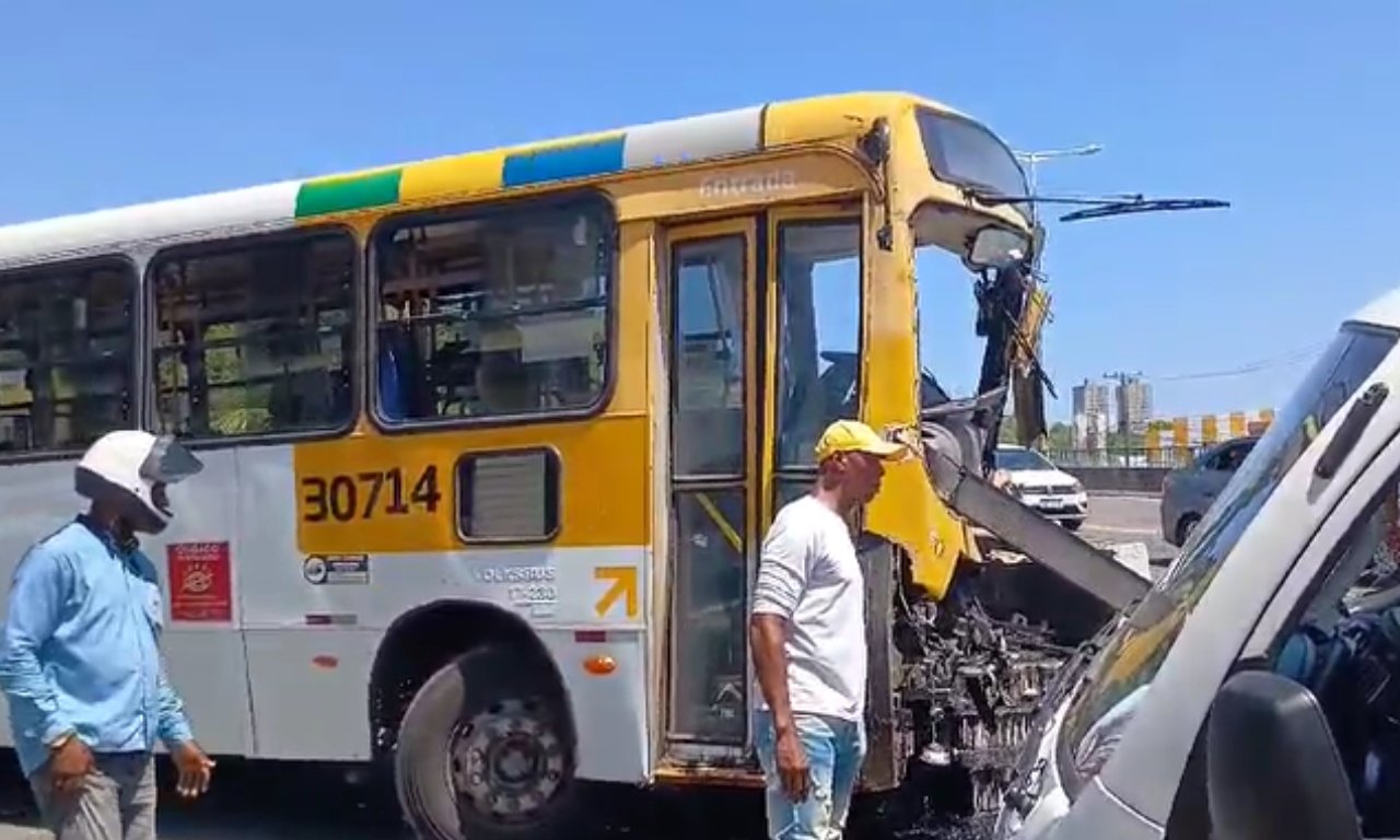 Ônibus perde freio, bate em muro e atinge dois veículos na Fazenda Grande do Retiro