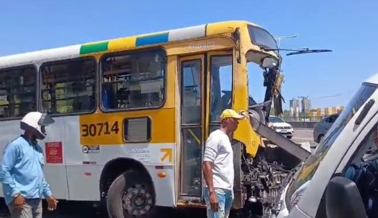 Acidente com ônibus no Retiro deixou 21 feridos, afirma Transalvador; via já está liberada