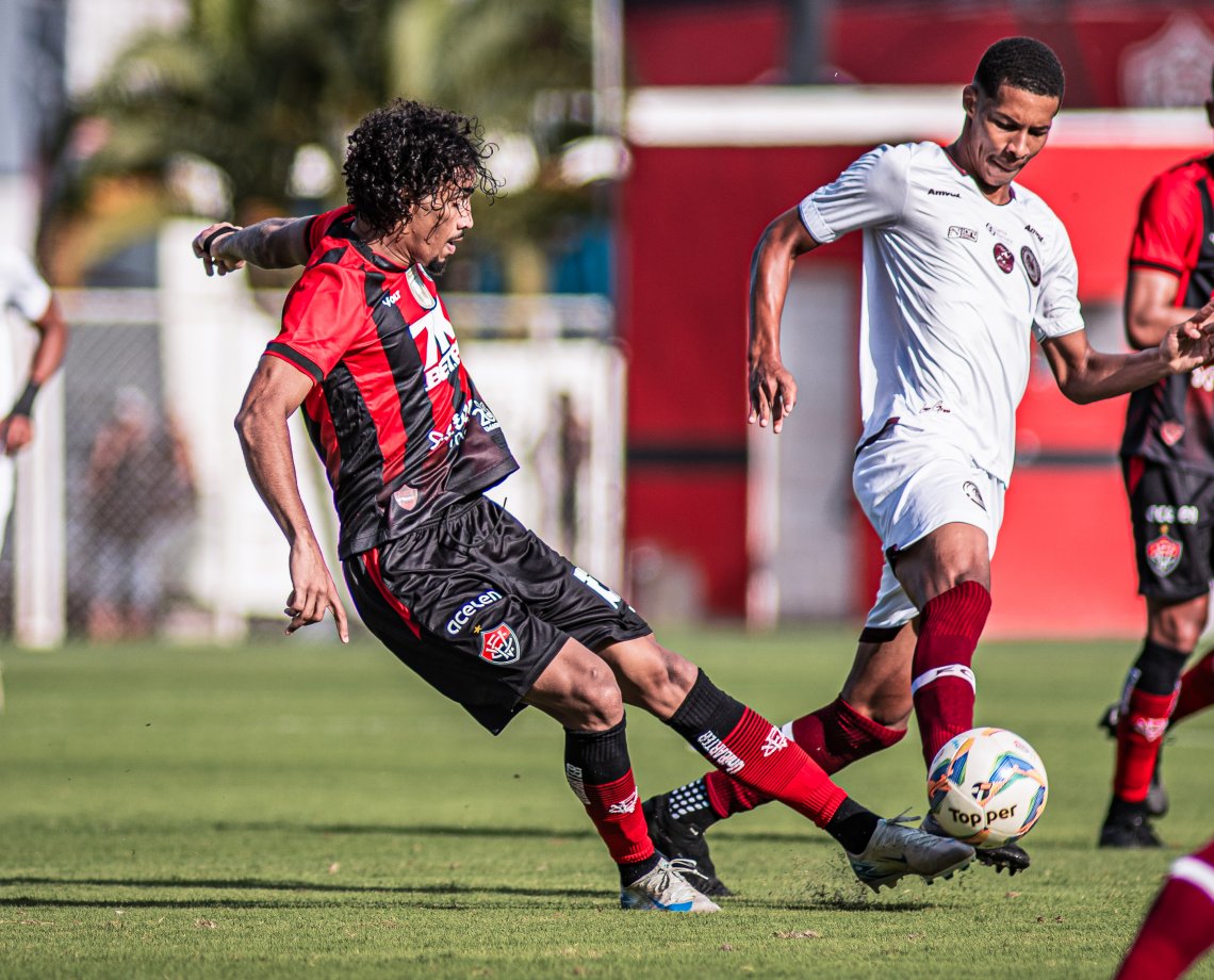 Vitória empata no último lance e mantém liderança do Baianão 2025