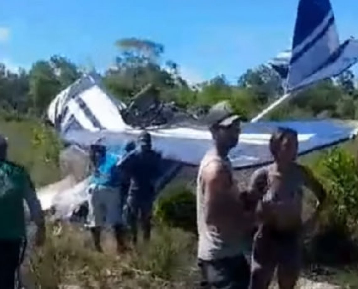 Avião monomotor cai no extremo sul da Bahia e vítimas são socorridas