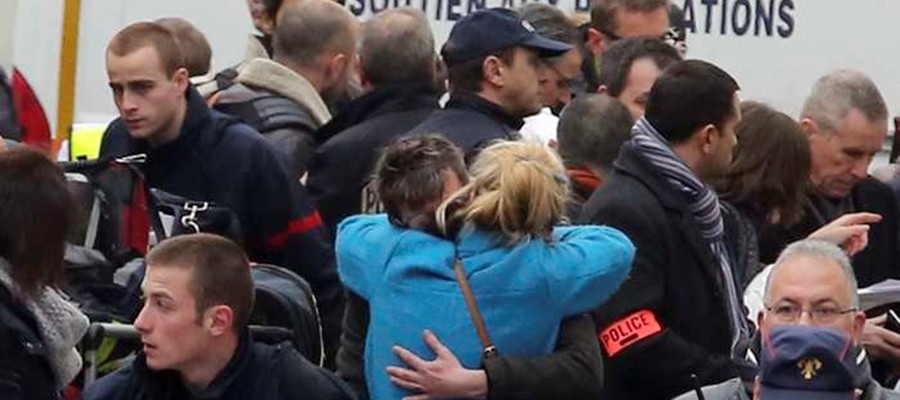 Veja fotos e vídeos do atentado terrorista contra revista em Paris