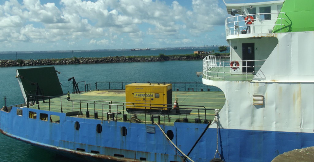 Com movimento tranquilo, sistema ferry boat opera com seis embarcações