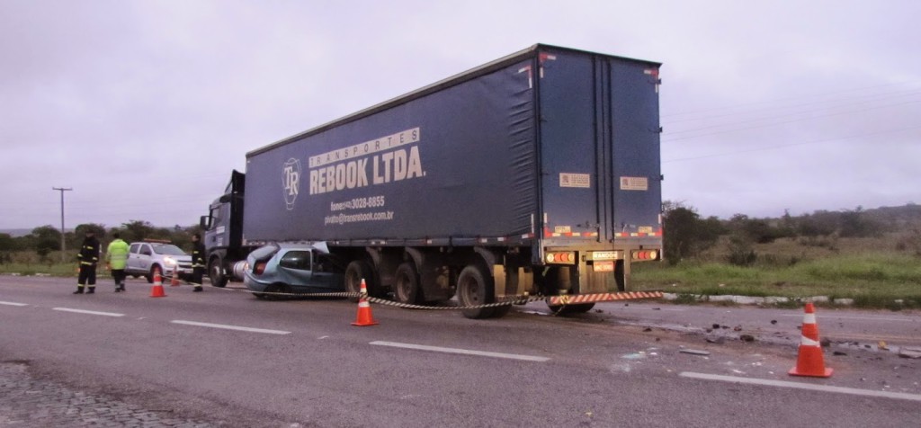 Acidente entre carro e carreta resulta em duas morte e um ferido na BR-116