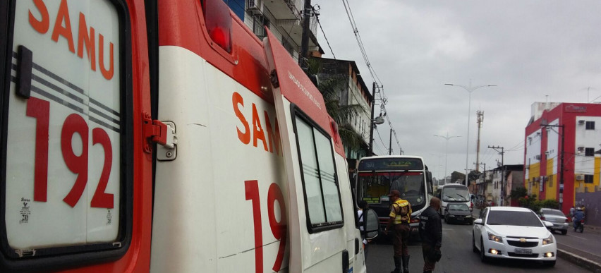 Acidente envolvendo dois ônibus e um carro deixa pelo menos quinze feridos na Avenida Suburbana