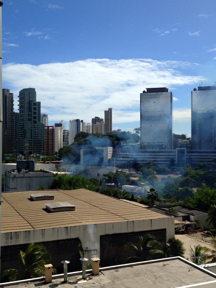 Incêndio atinge 9ª andar de edíficio na Av. Tancredo Neves