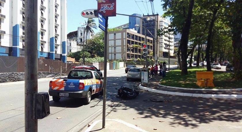 Colisão entre carro e moto deixa uma pessoa ferida em Ondina