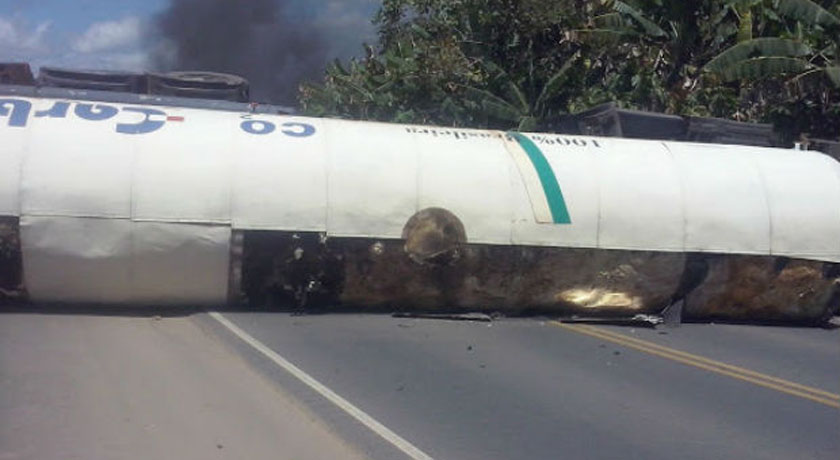 BR 101 é interditada nos dois sentidos após carreta tombar na pista