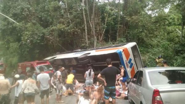 Acidente com ônibus em Paraty deixa pelo menos 15 mortos