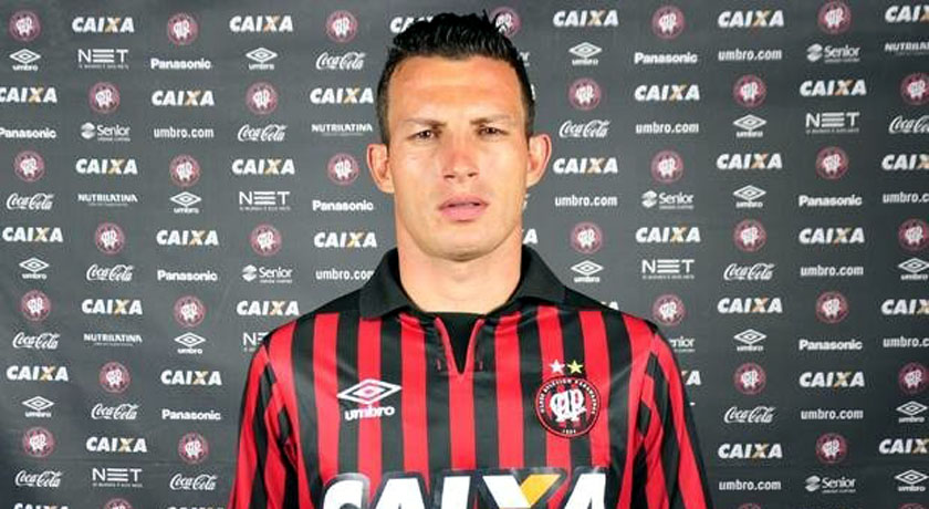 Cogitado no Bahia, zagueiro Gustavo se despede do Atlético Paranaense