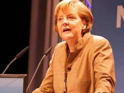 Merkel defende cotas vinculativas para Europa acolher refugiados