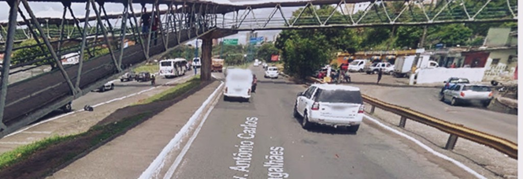 Trecho de passarela na Avenida ACM é interditado para reforma