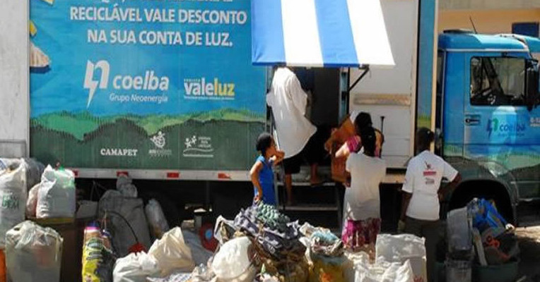 Moradores de 13 bairros da capital poderão trocar material reciclável por desconto na conta de energia