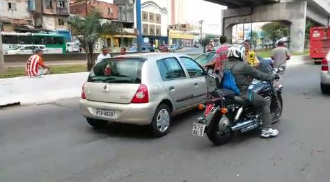 Motociclista fica ferido após colisão na Avenida Bonocô