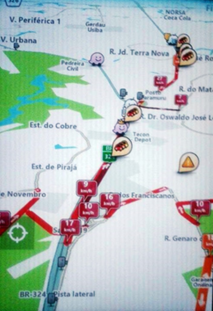 Trânsito lento em diversas vias da capital; BR-324 está parada