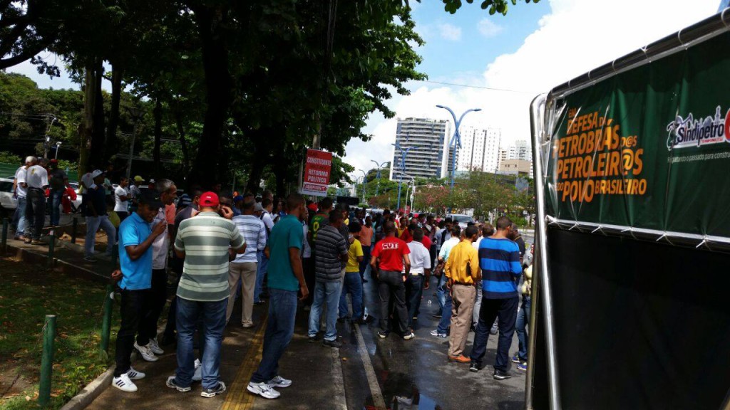 Sindipetro protesta em frente a base da Petrobras na Avenida ACM