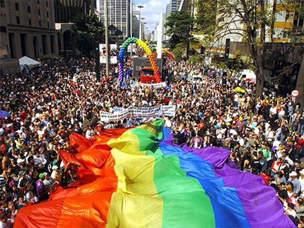 Projeto que criminaliza homofobia no Brasil será arquivado