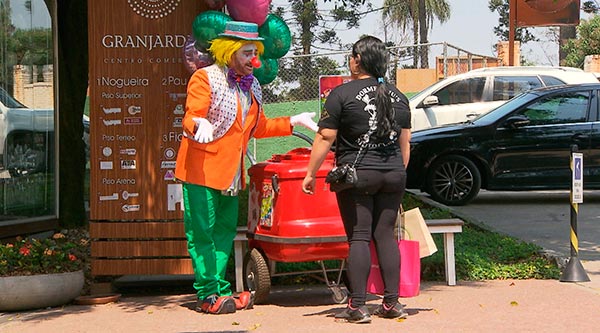 Palhaço das tortadas ataca novamente neste domingo