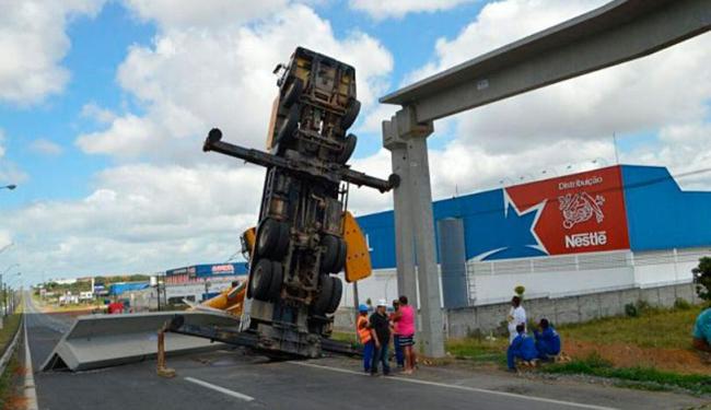 Guidaste tomba e interdita via na BR-324 em Feira de Santana