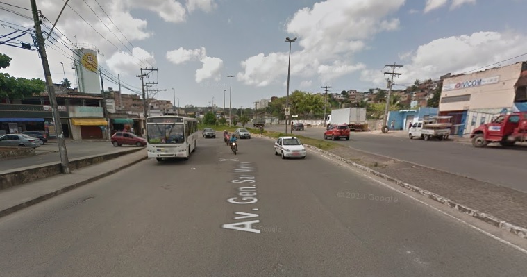 Viatura colide com poste durante perseguição na Avenida San Martin