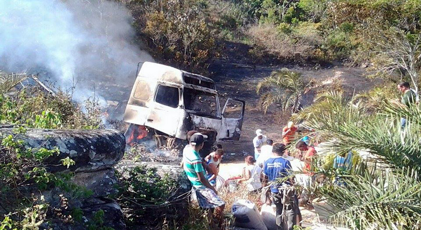 Motorista perde o controle de carreta, que pega fogo após cair em ribanceira