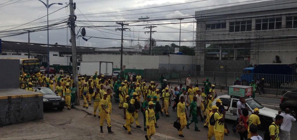 Em passeata, garis protestam contra ação violenta de guardas municipais de Salvador