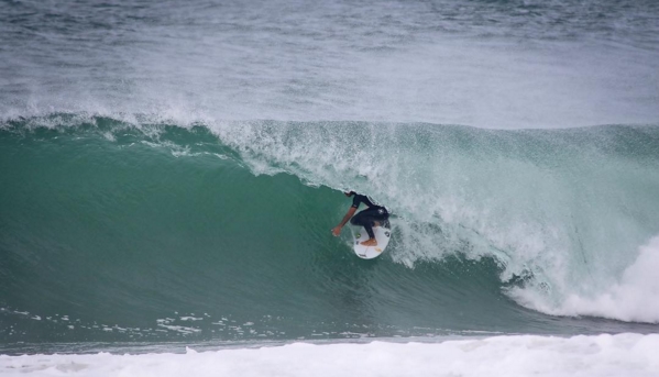 Brasileiro vence penúltima etapa de surf e pode ser campeão mundial