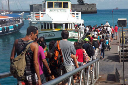 Travessia de Salvador-Mar Grande tem intenso movimento de embarque