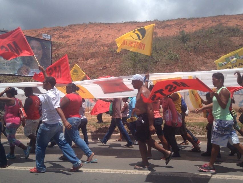 Integrantes do MST fazem passeata na Av. Paralela