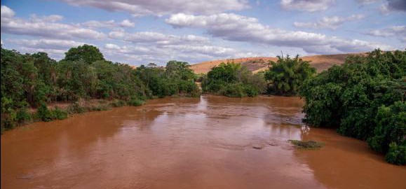 Rompimento de barragem: cidades suspendem abastecimento de água após lama atingir o Rio Doce