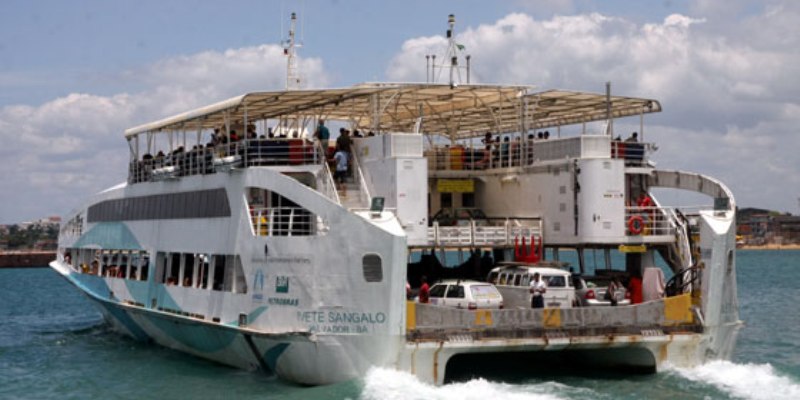 Sistema ferry boat opera com quatro embarcações com saídas a cada hora