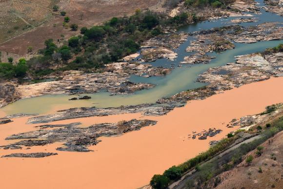 Rejeitos diminuem velocidade, mas continuam avançando pelo Rio Doce